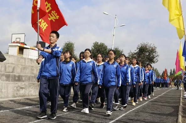 昆明长鸿实验中学引导习惯不好的学生改正？