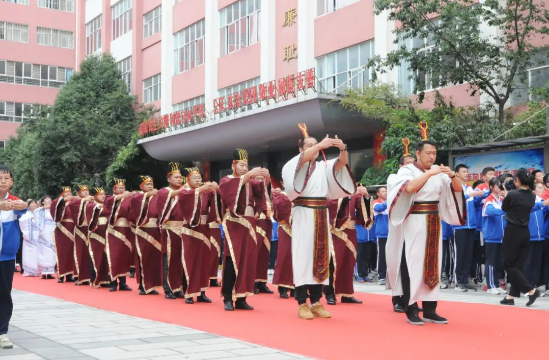 昆明钟英培训学校学费贵吗？