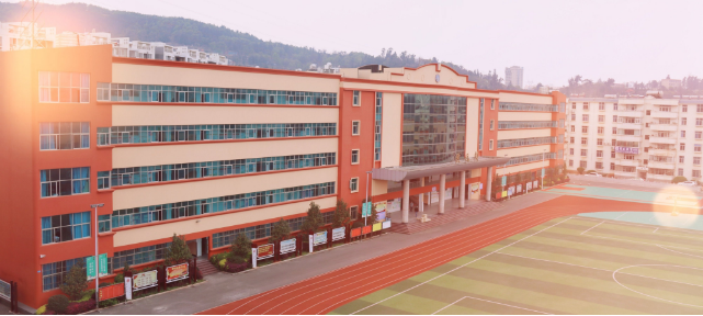 2024年曲靖天人高级中学复读报名学费是多少？