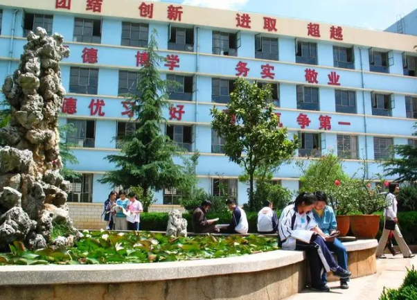 曲靖天人高级中学在云南高考补习学校排名高吗？