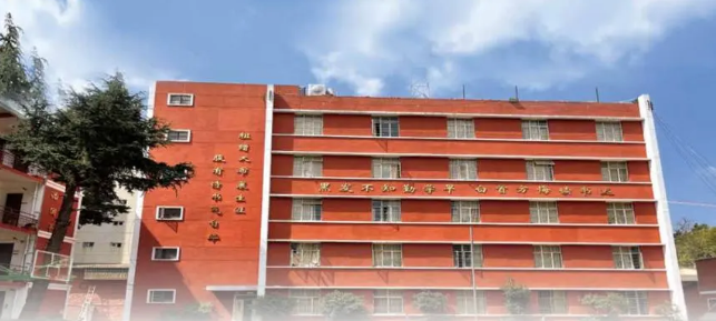 昆明经专学校（云师大附中老协补习学校）是否要求统一着装？