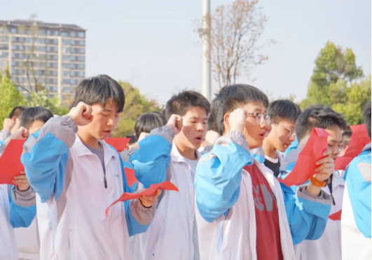 昆三中空港实验学校是否要求统一着装？