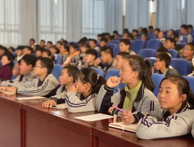 安宁万辉康桥学校是否要求统一着装？