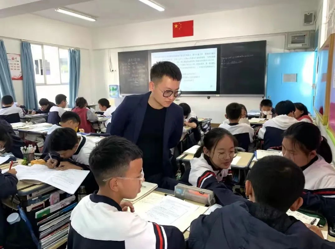 昆明金色学校如何教育习惯不好的同学？