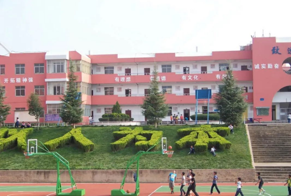 昆明光华学校学生餐饮条件怎么样？