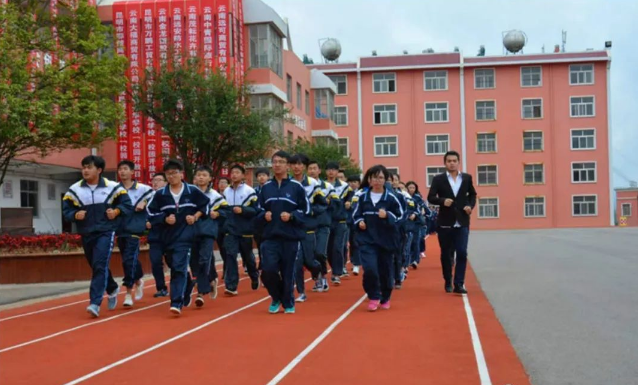 昆明光华学校全封闭、全寄宿制和月假制度的优点在哪里？