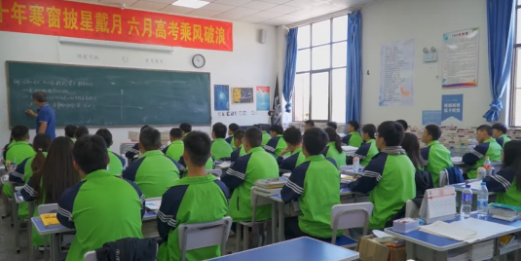 曲靖二中兴教中学学生着装情况怎么样？