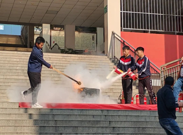 曲靖二中兴教中学如何确保学生在校安全？