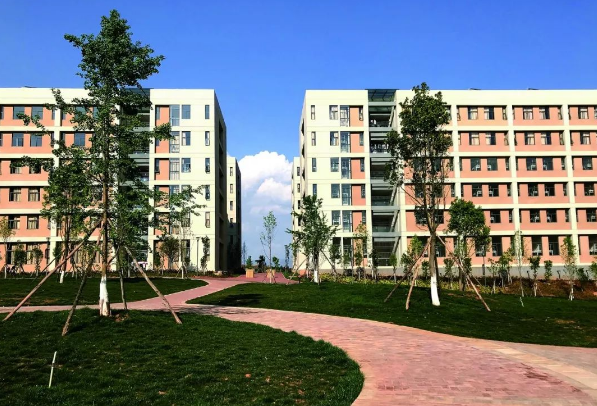 曲靖一中麒麟学校在云南复读学校中的排名怎么样？