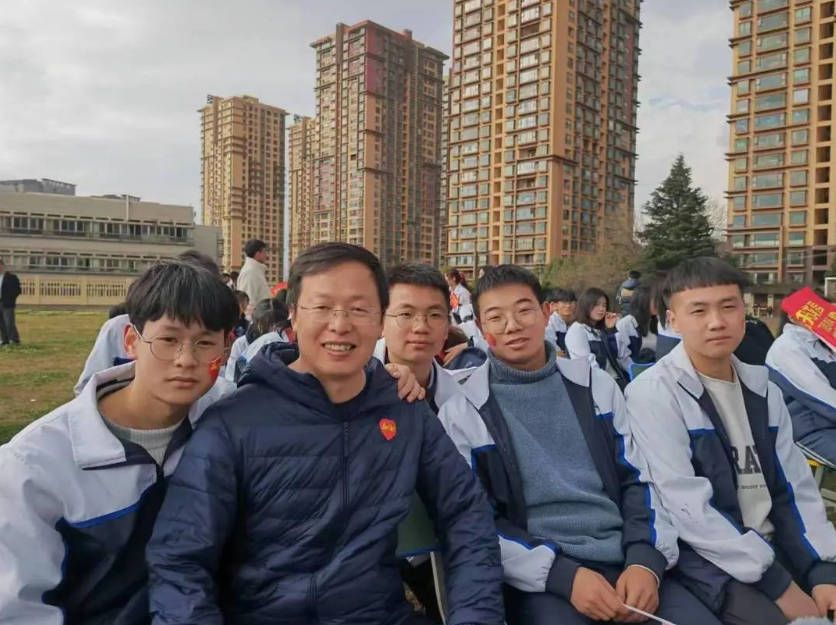 昆明高三复读是住校好还是走读好？ 