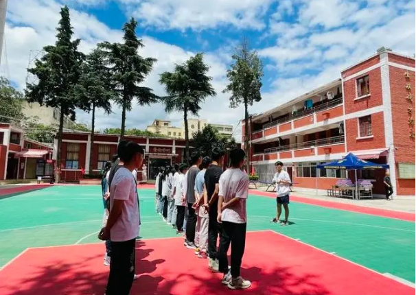 2024年昆明经专学校（云师大附中老协补习学校）复读报考优惠|优惠政策|学费减免