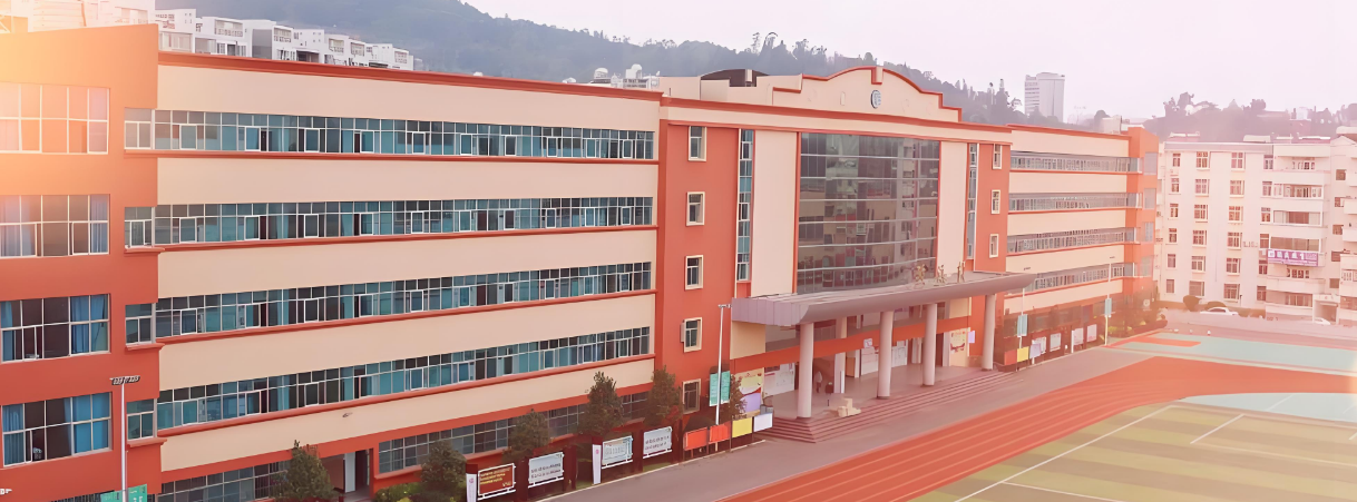 在云南高考补习学校中曲靖天人高级中学的综合评价：实力铸就辉煌
