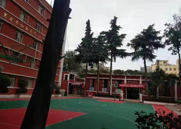 2026年昆明经专学校高考复读学费是多少？
