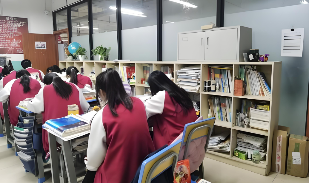 昆明钟英中学住宿条件|几人间|校园环境|照片图片