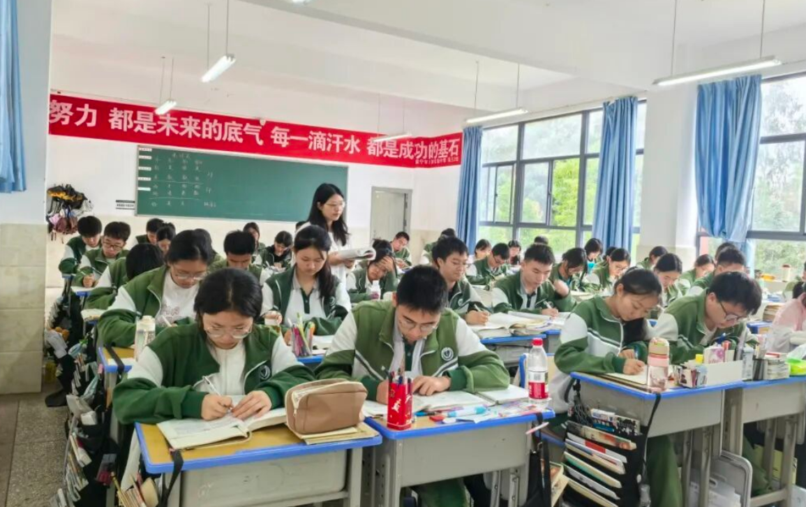 安宁市崇明高级中学校园环境全貌：诗意校园景致，赋能青春成长