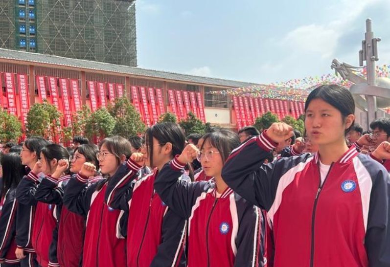 云师学生图片.png